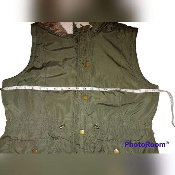 Hunter Green Hooded Vest, Sherpa Lined with Faux Fur Trim, Size Large - Picture 3 of 9